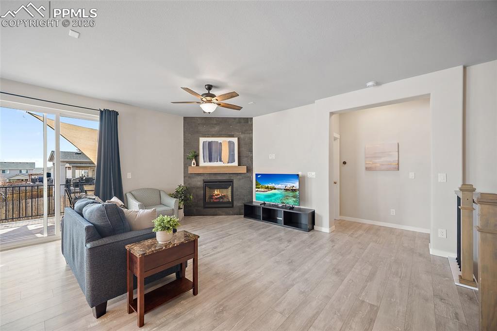 Image 7 of 50: Living Room