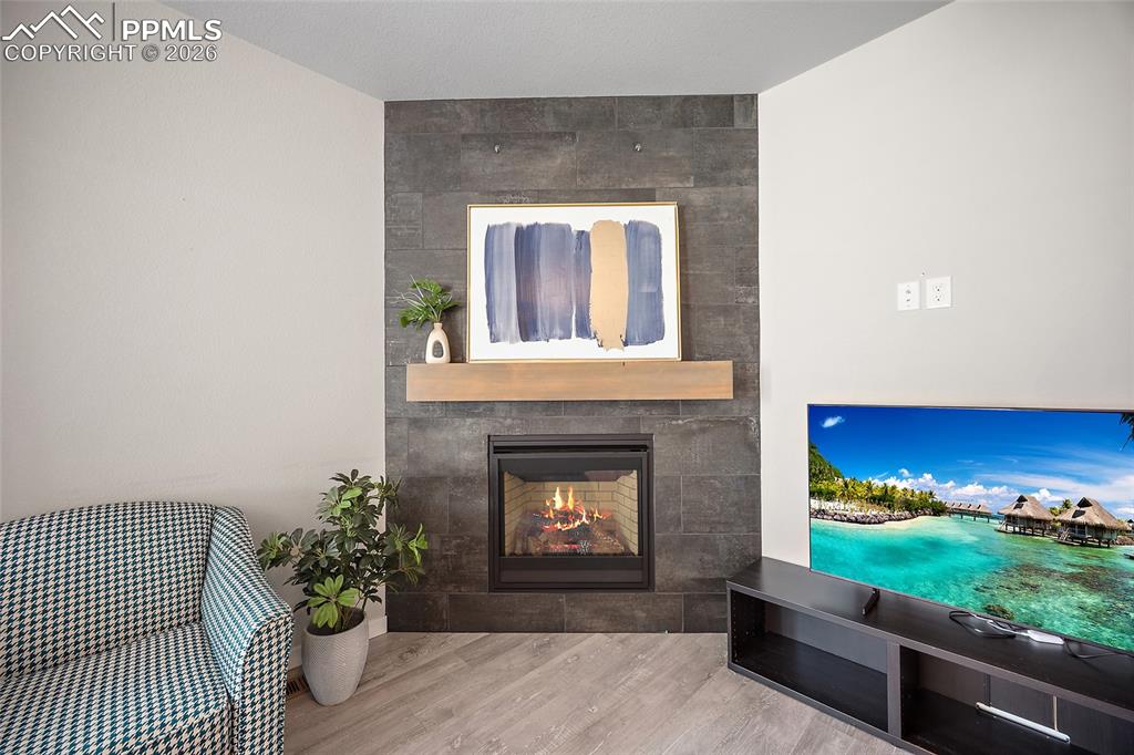 Image 9 of 50: Living Room