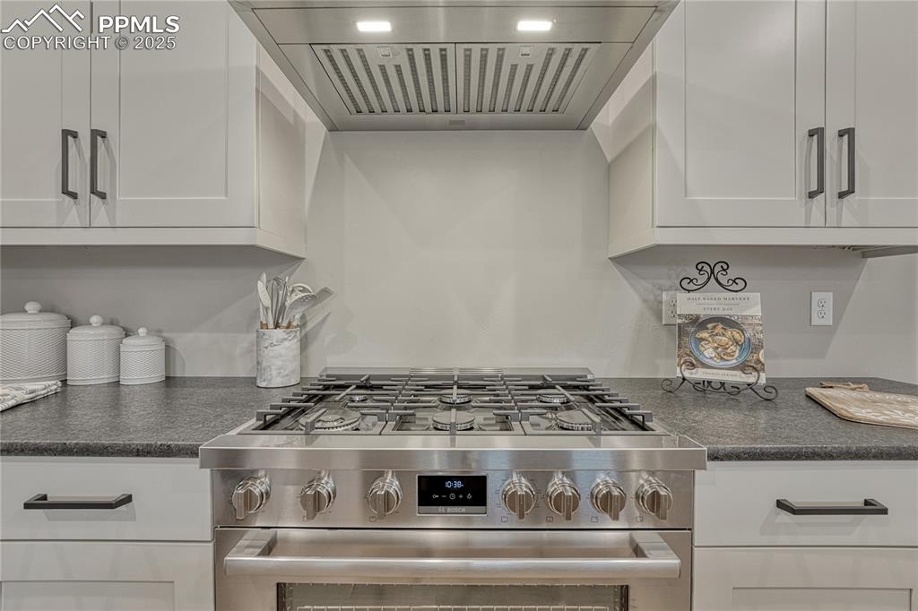 Image 11 of 50: Kitchen- 36" inch 6 Burner Range/Oven with Vent