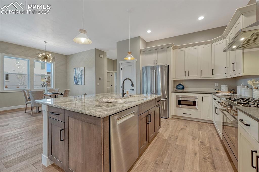 Image 12 of 50: Kitchen