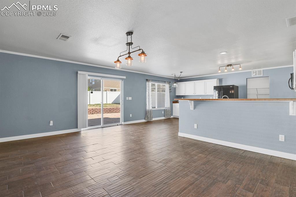 Image 10 of 49: Dining Area