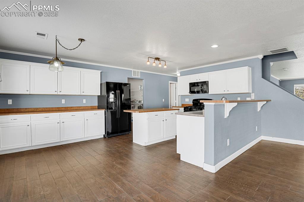 Image 13 of 49: Kitchen