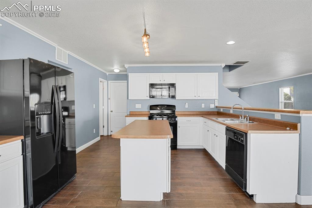 Image 15 of 49: Kitchen