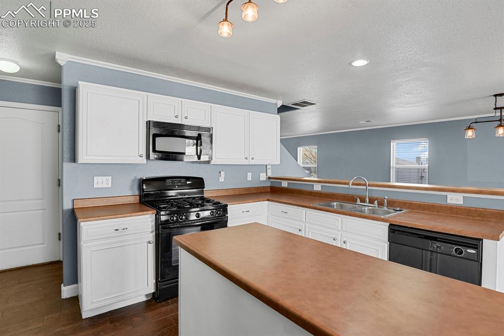 Image 18 of 49: Kitchen