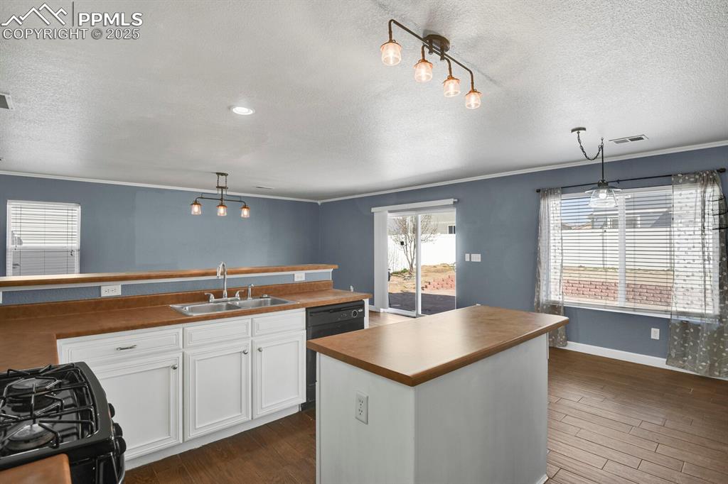 Image 19 of 49: Kitchen
