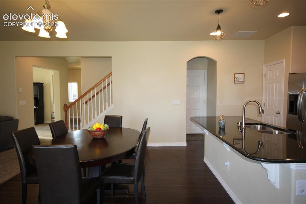 Image 14 of 45: Dining Area