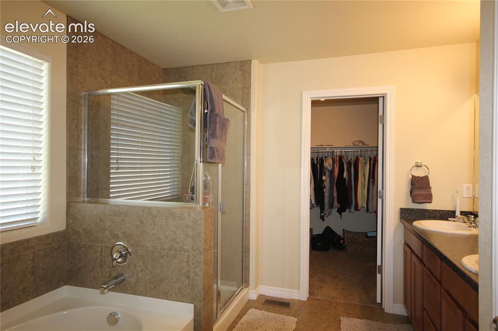 Image 24 of 45: Bathroom