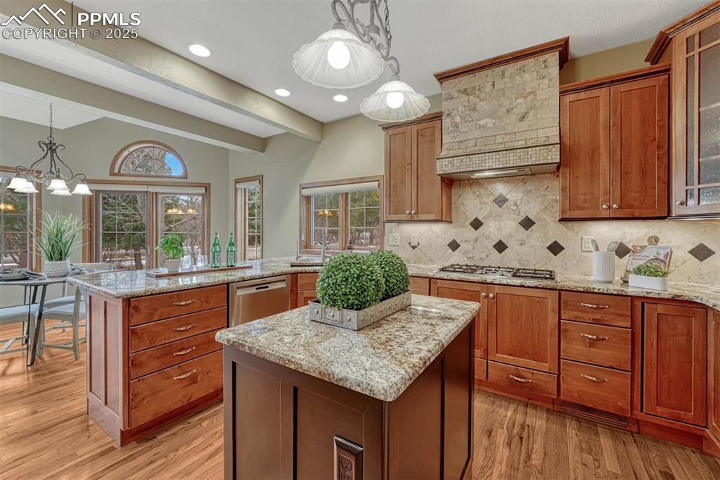 Image 10 of 46: Kitchen