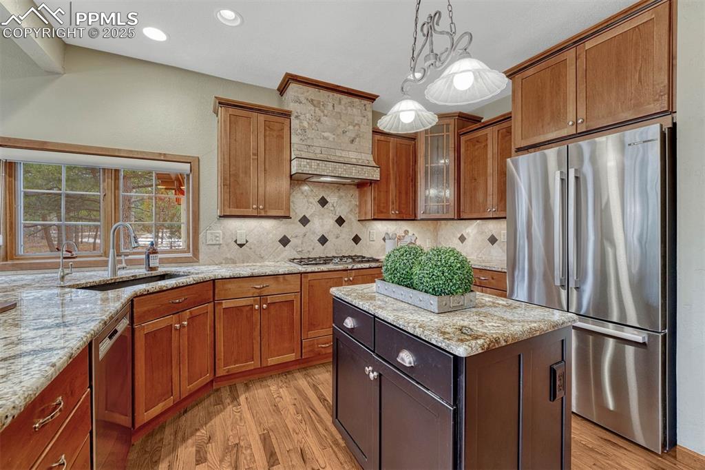 Image 11 of 46: Kitchen