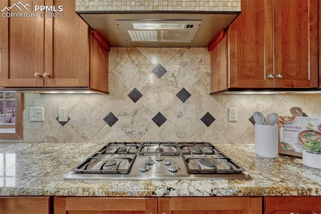 Image 12 of 46: 5 burner Jennair gas cooktop.