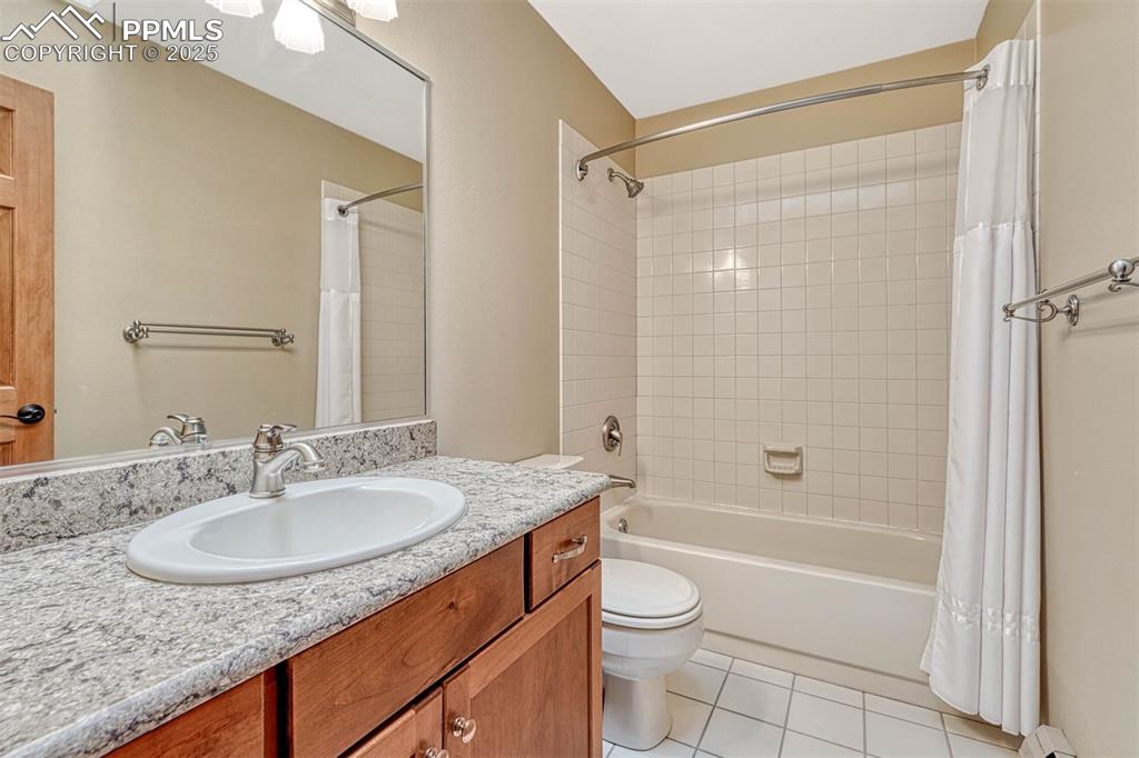 Image 32 of 46: Bathroom
