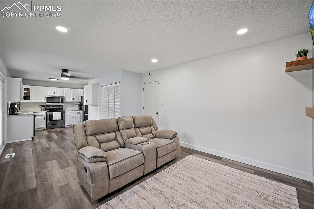 Image 11 of 38: Living room 