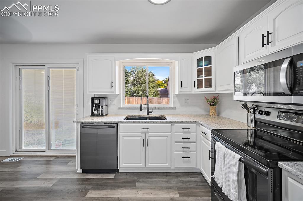 Image 8 of 38: Kitchen 