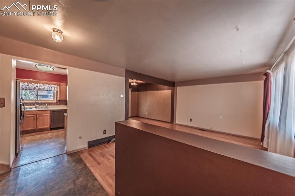 Image 7 of 31: Entry