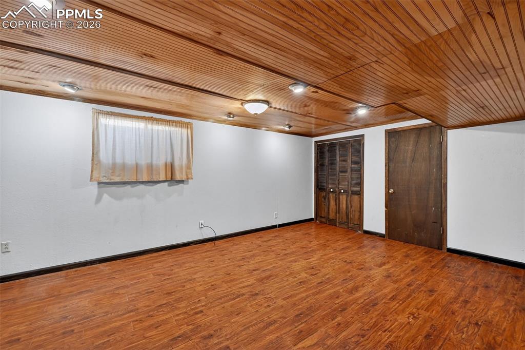 Image 19 of 44: Bedroom