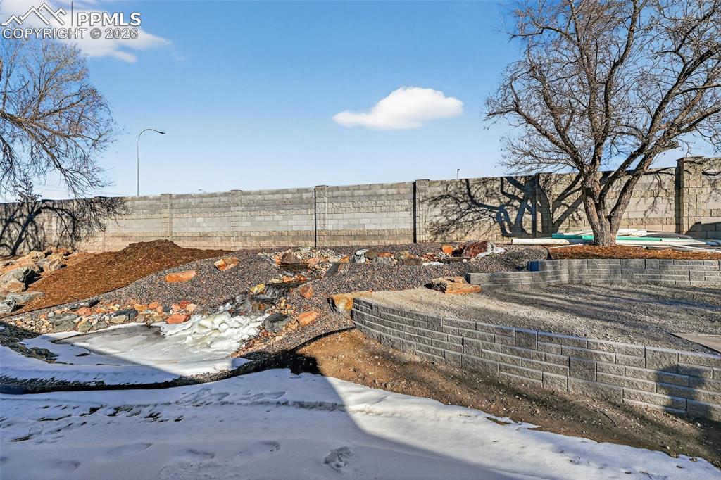 Image 23 of 44: Yard