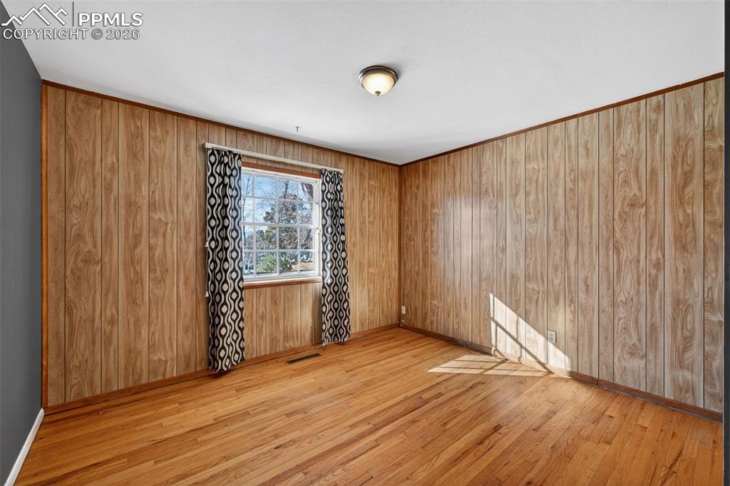 Image 29 of 44: Bedroom