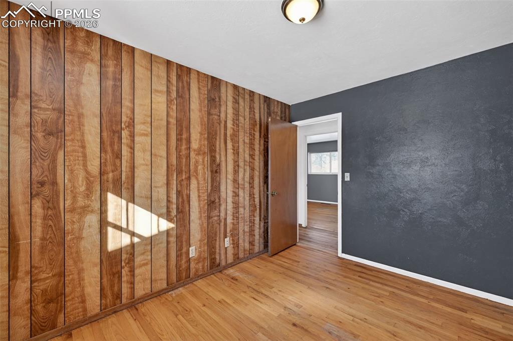 Image 32 of 44: Bedroom