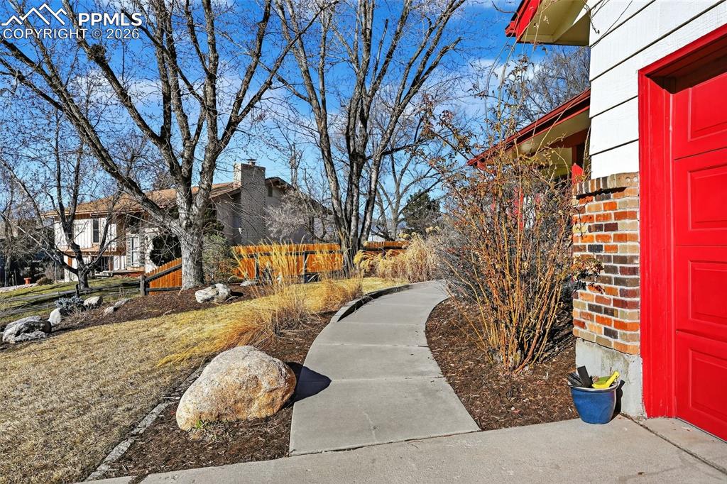 Image 35 of 44: Entry