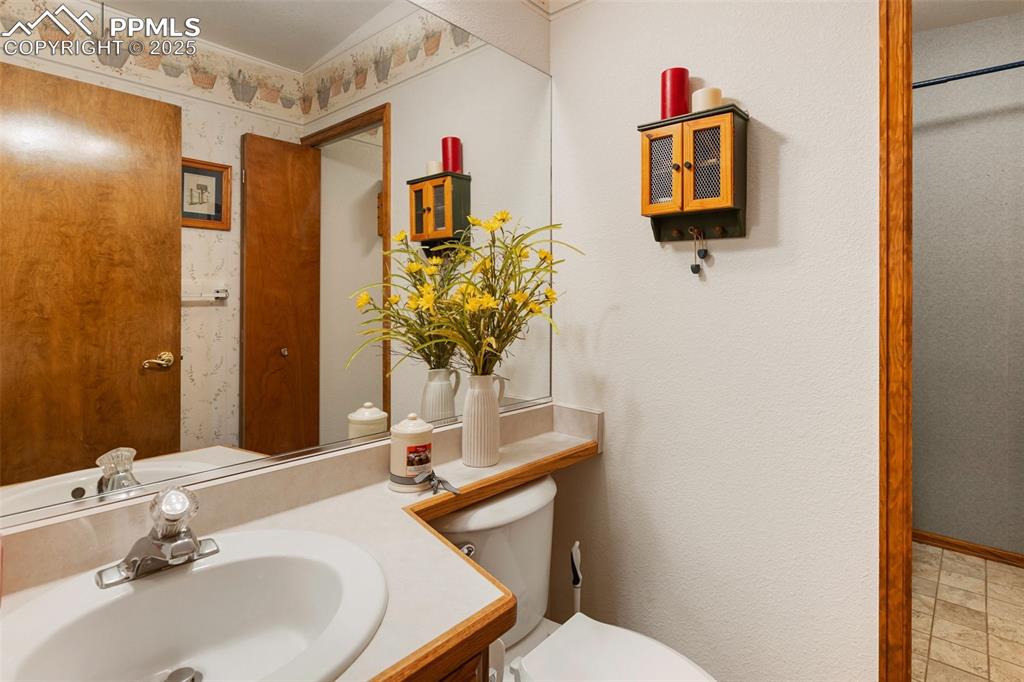 Image 19 of 43: 1/2 Bathroom upstairs