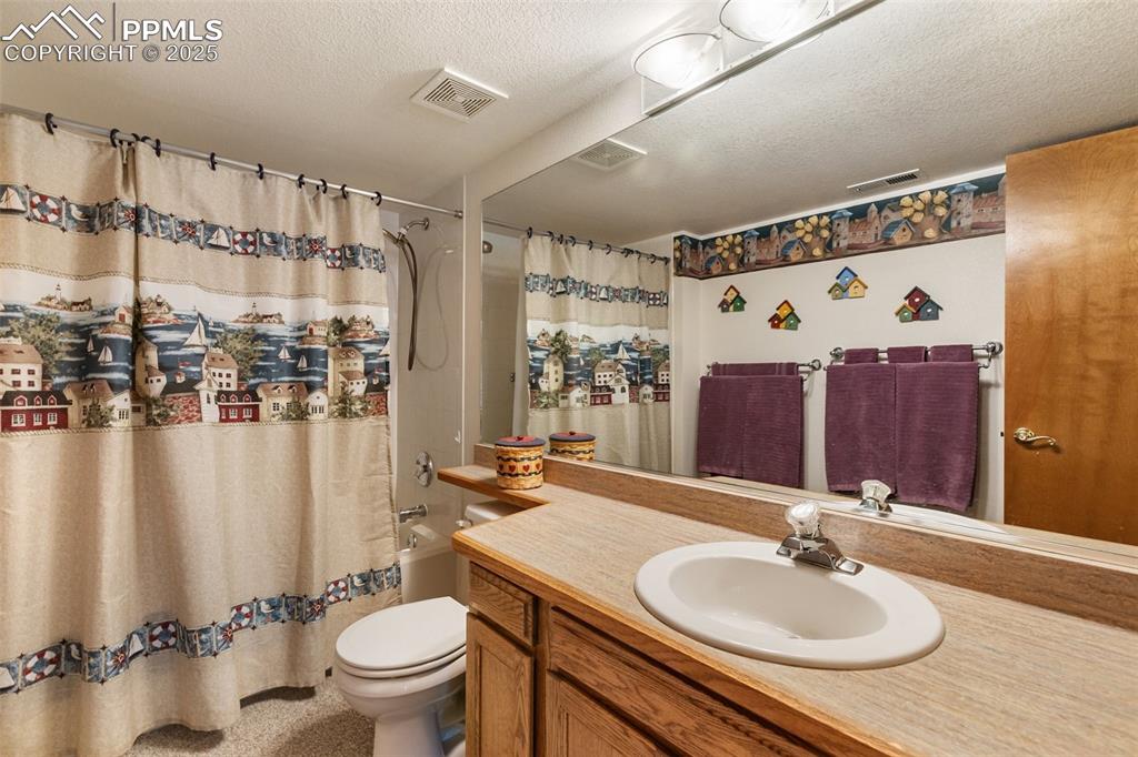 Image 29 of 43: Guest Bathroom