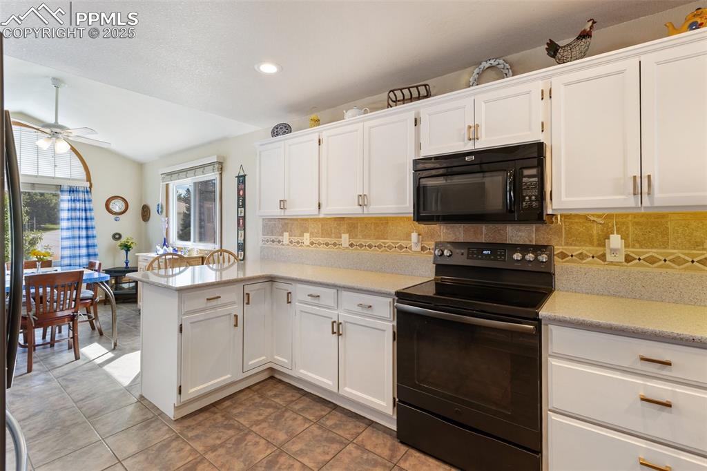 Image 4 of 43: Kitchen