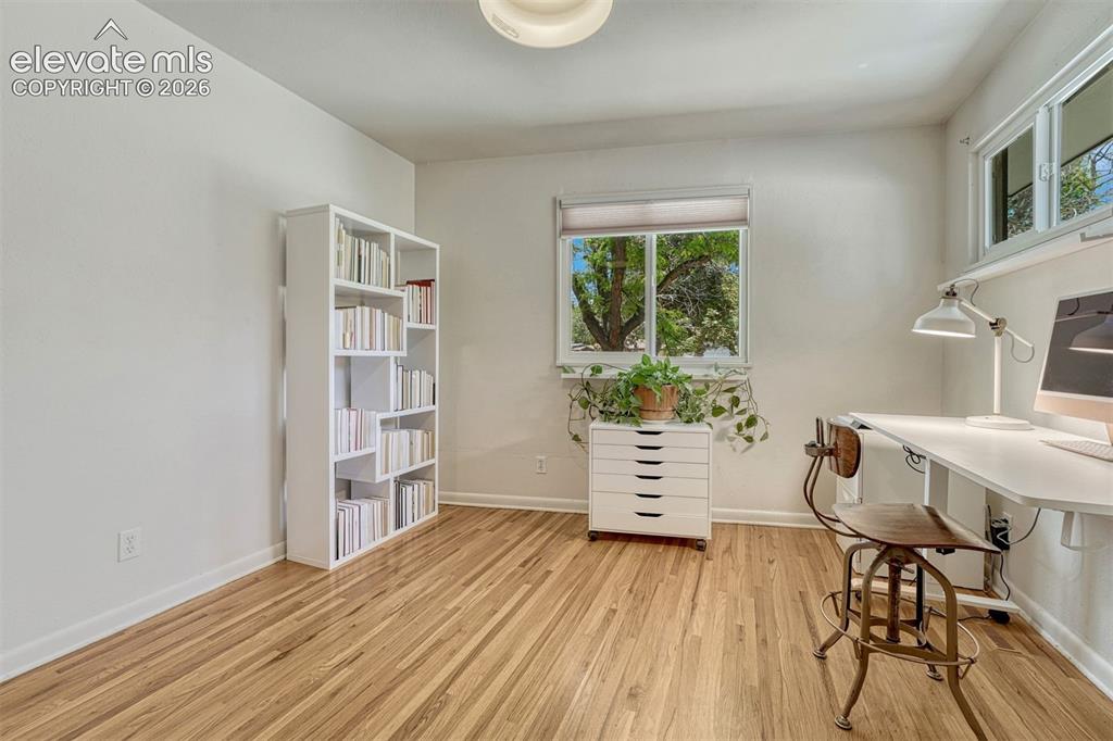 Image 18 of 45: Office