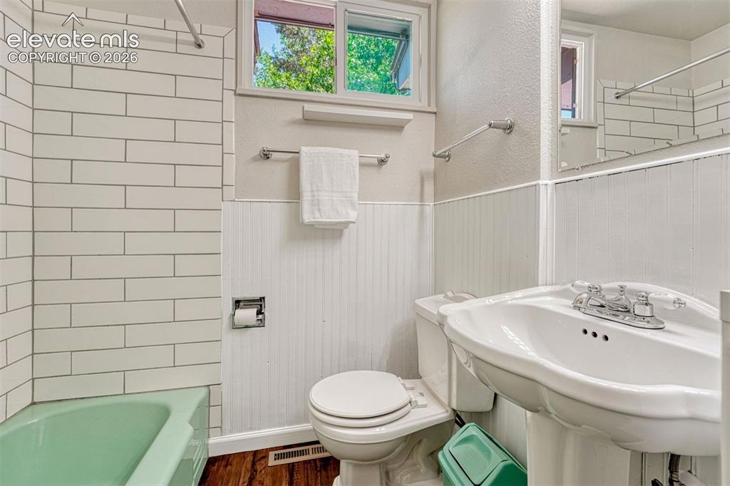 Image 19 of 45: Bathroom