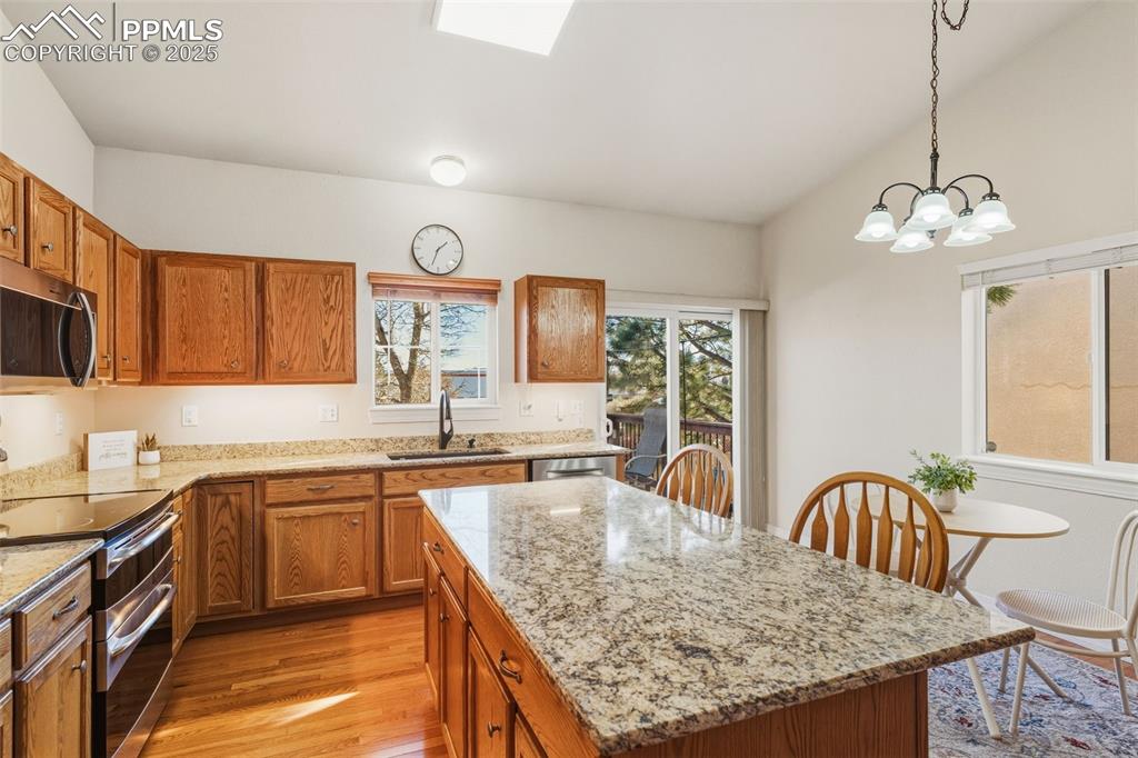 Image 16 of 47: Kitchen