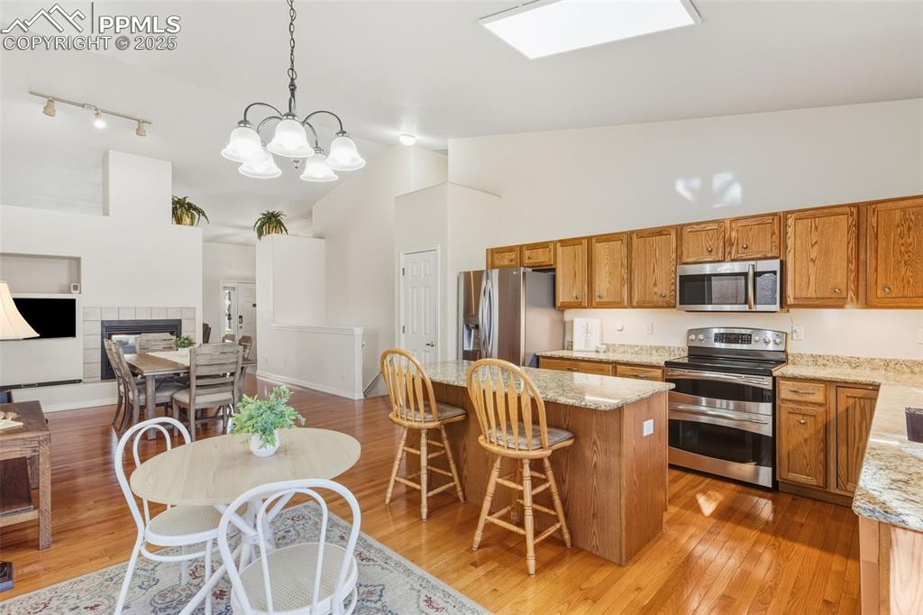 Image 17 of 47: Kitchen