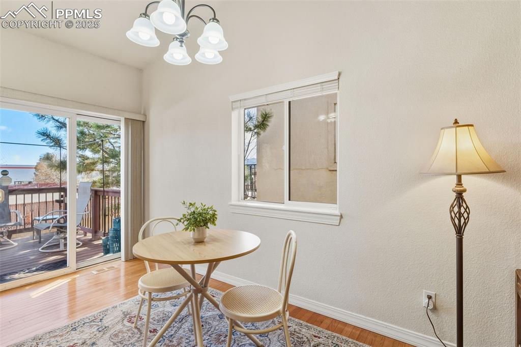 Image 18 of 47: Dining Area