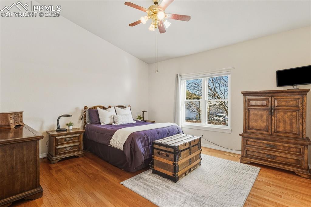 Image 21 of 47: Bedroom