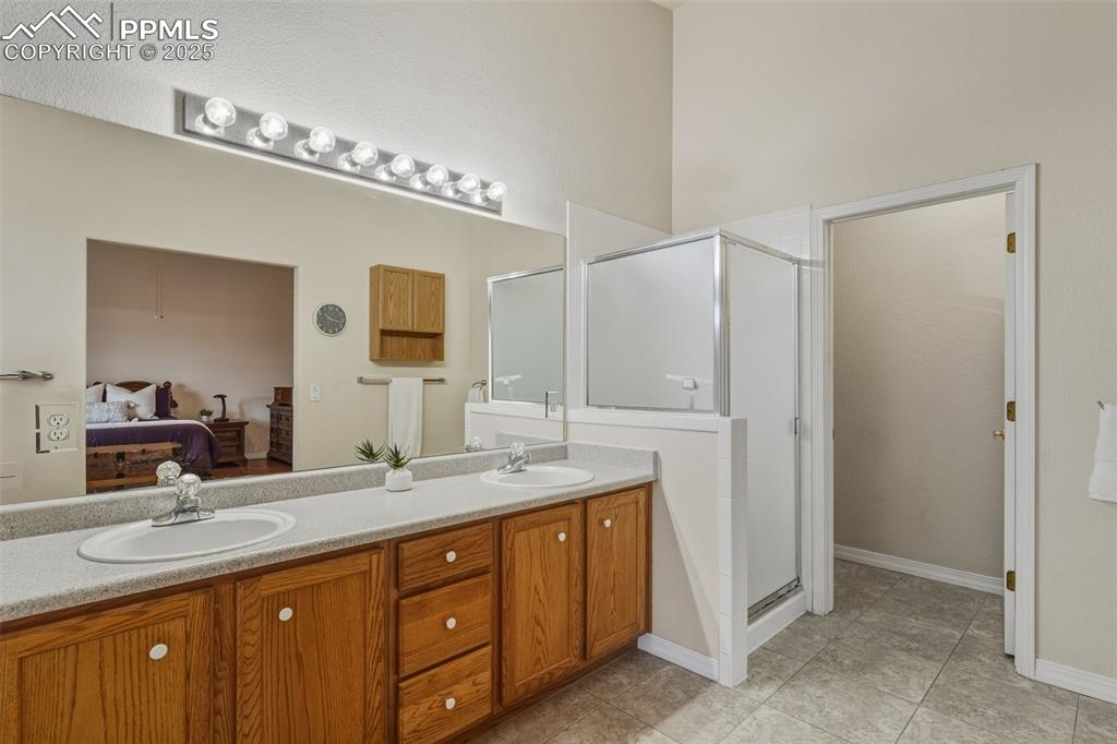 Image 22 of 47: Bathroom