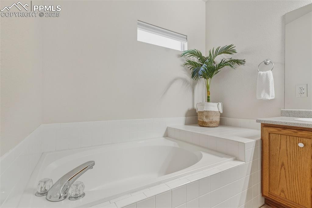 Image 23 of 47: Bathroom