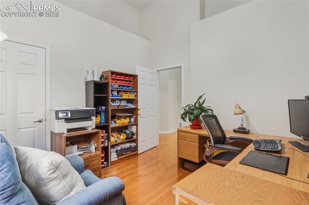 Image 25 of 47: Office