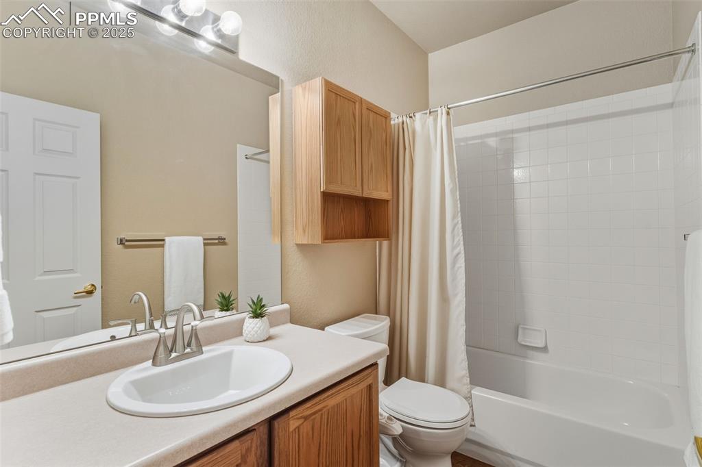 Image 27 of 47: Bathroom