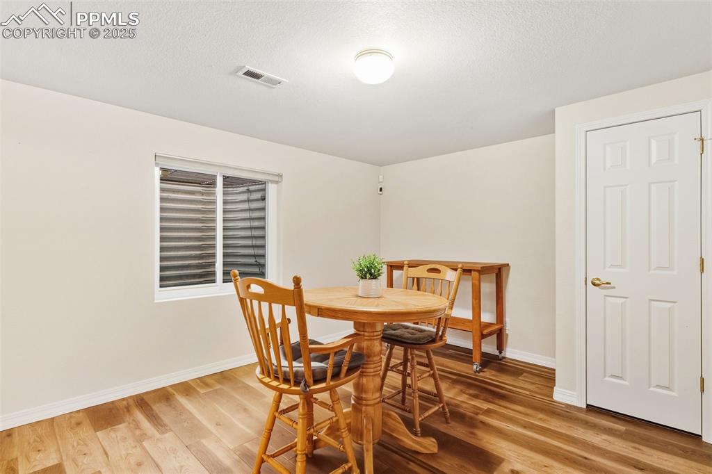 Image 29 of 47: Dining Area