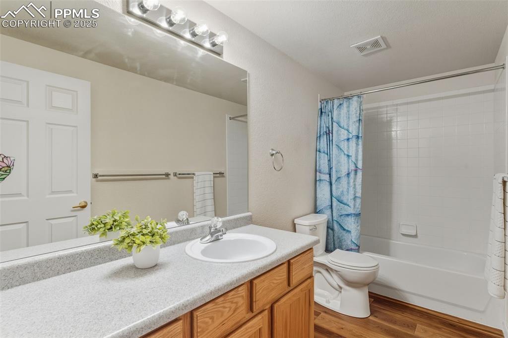 Image 40 of 47: Bathroom