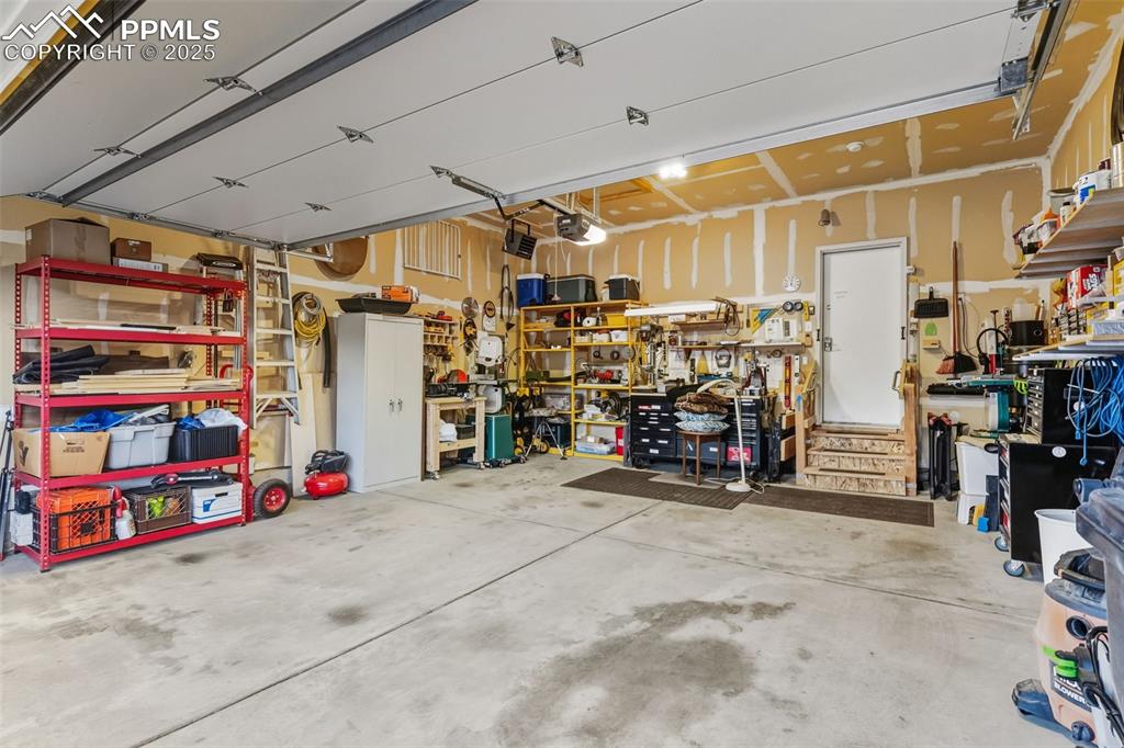 Image 42 of 47: Garage