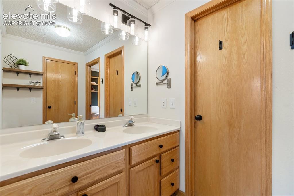 Image 19 of 45: Bathroom