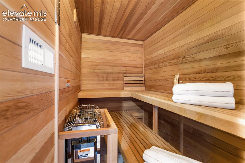 Image 25 of 45: Sauna