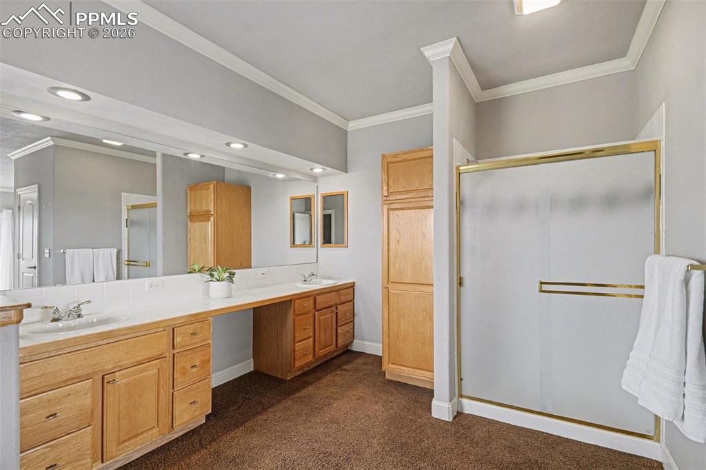 Image 19 of 45: Bathroom