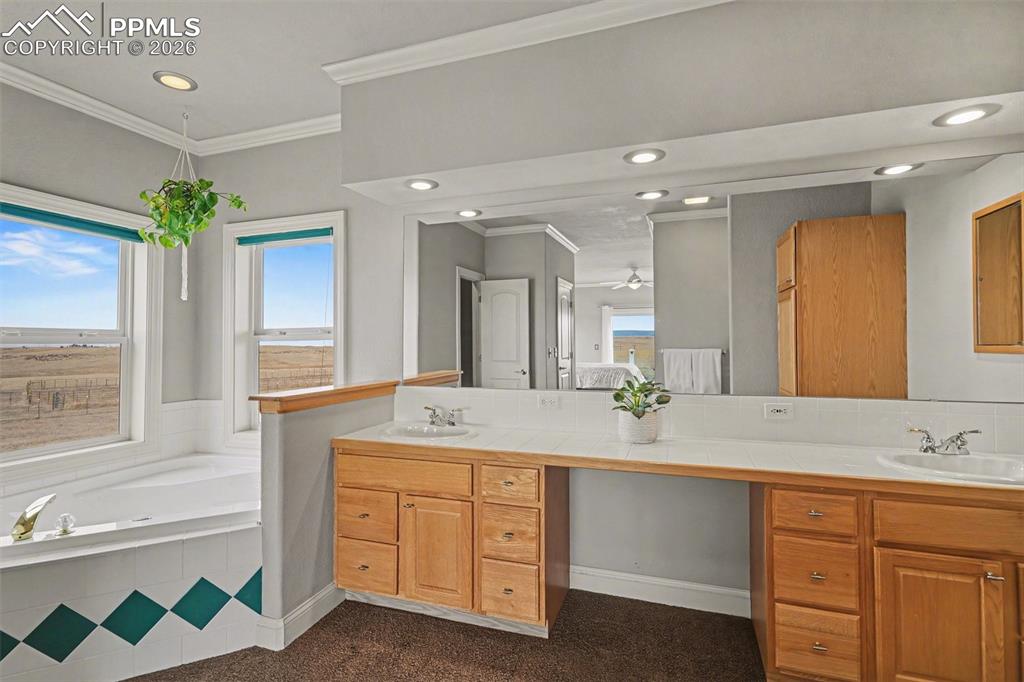 Image 20 of 45: Bathroom