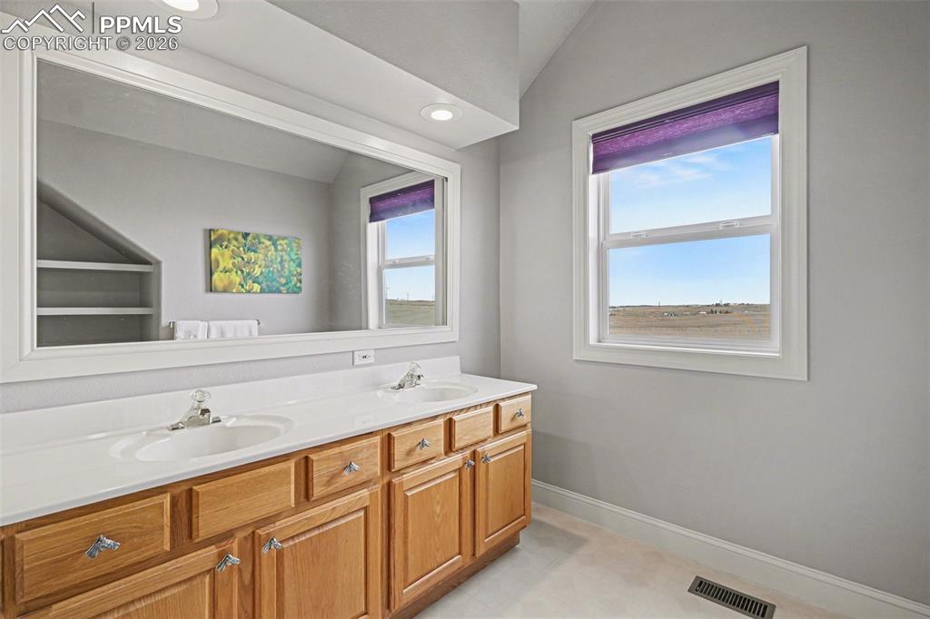 Image 25 of 45: Bathroom