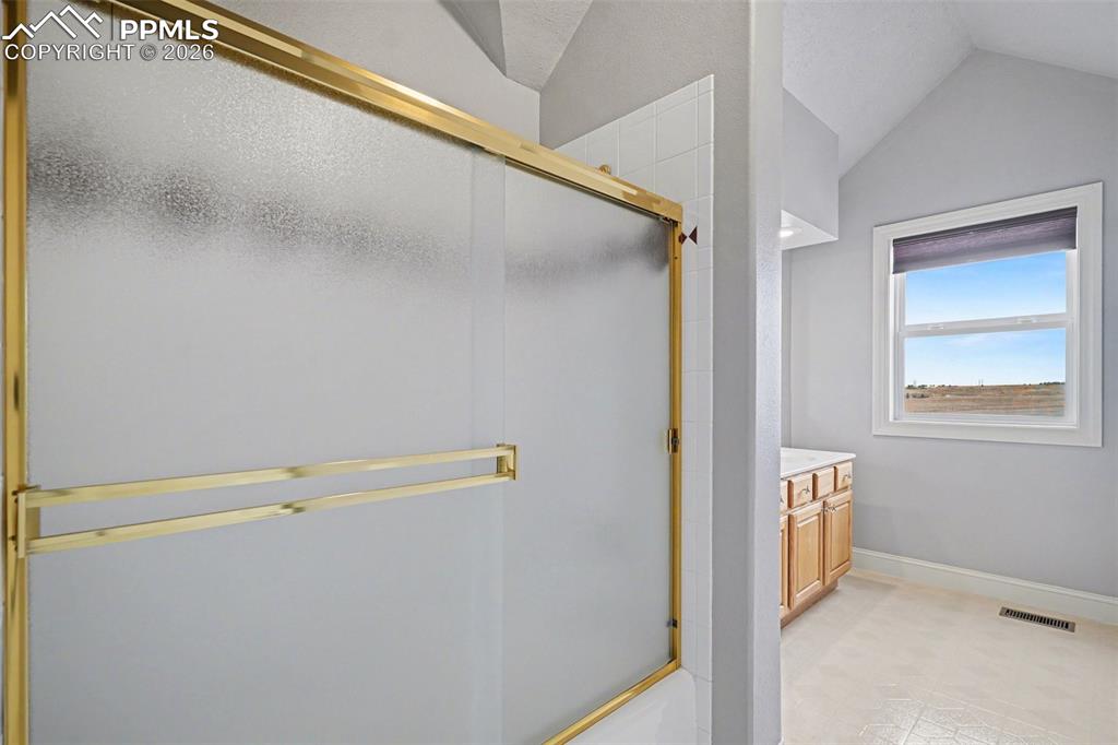 Image 26 of 45: Bathroom