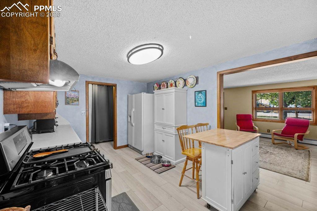 Image 11 of 32: Kitchen