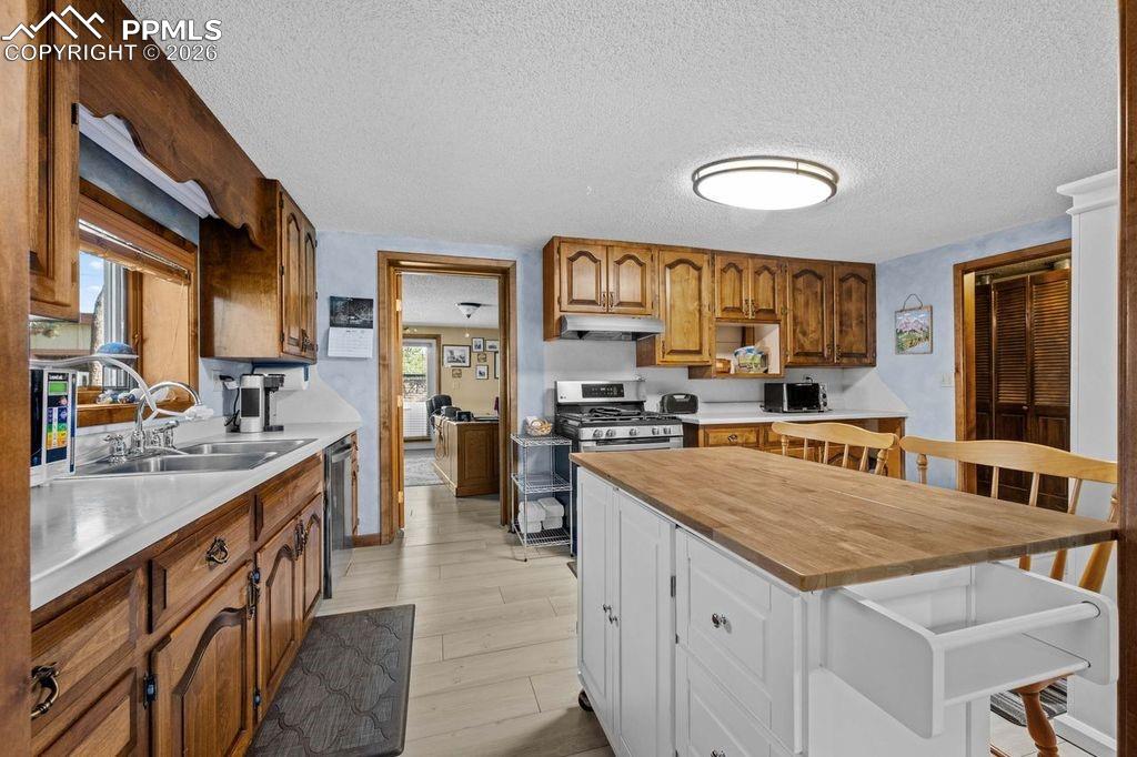 Image 12 of 32: Kitchen