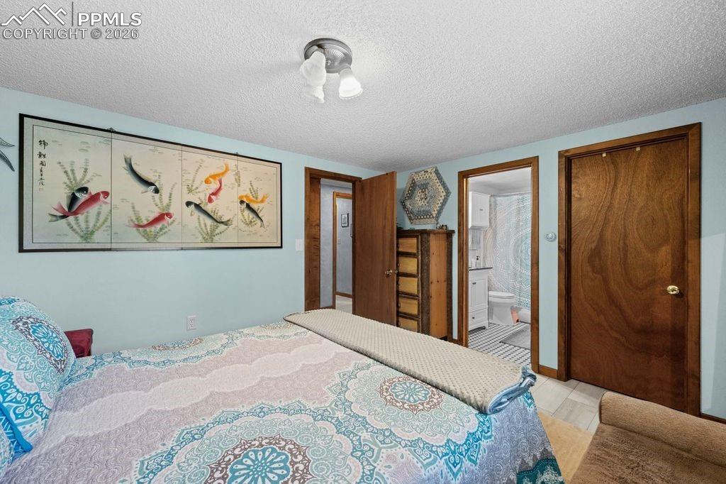 Image 18 of 32: Bedroom