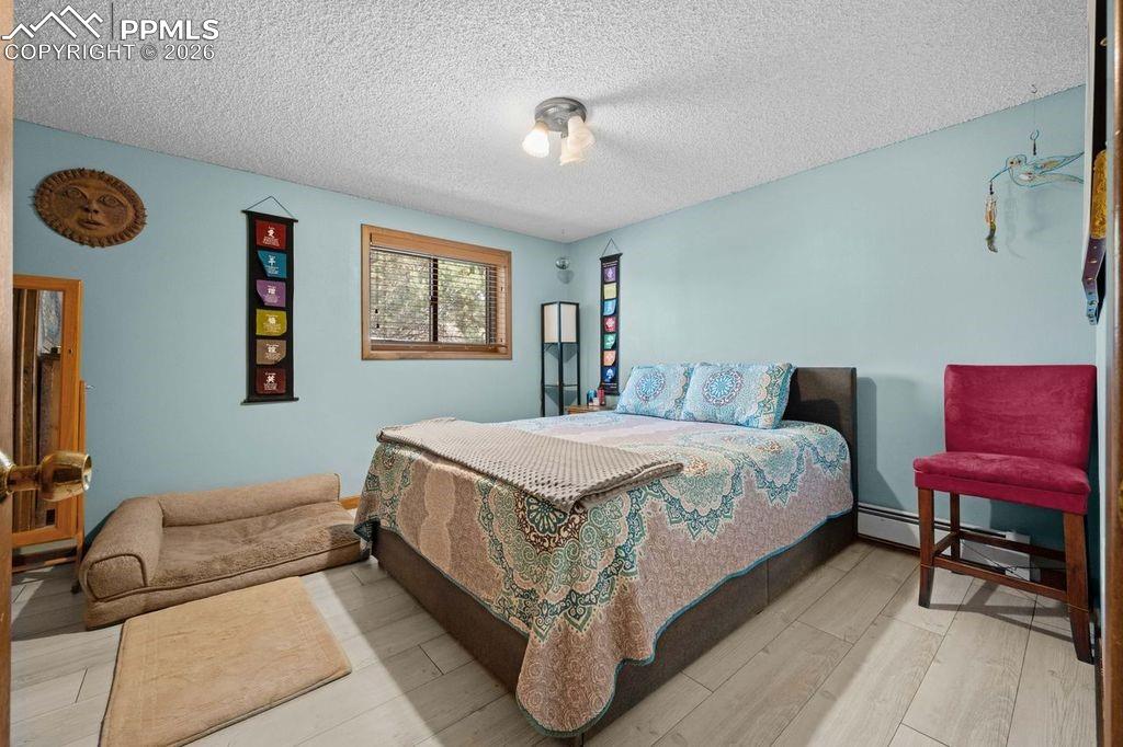 Image 19 of 32: Bedroom