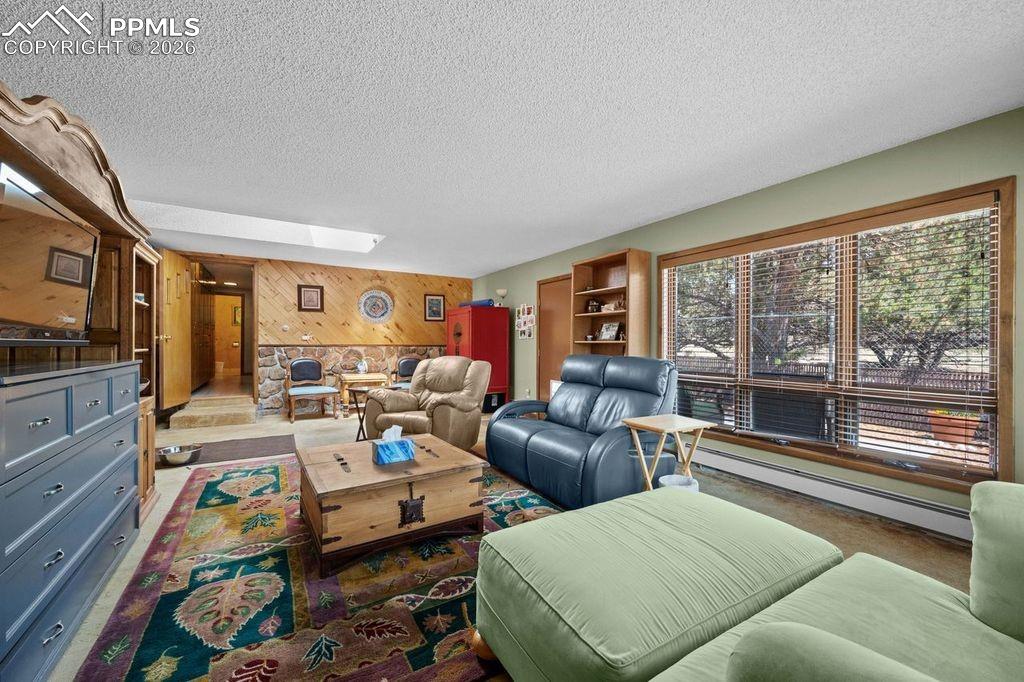 Image 21 of 32: Living Room